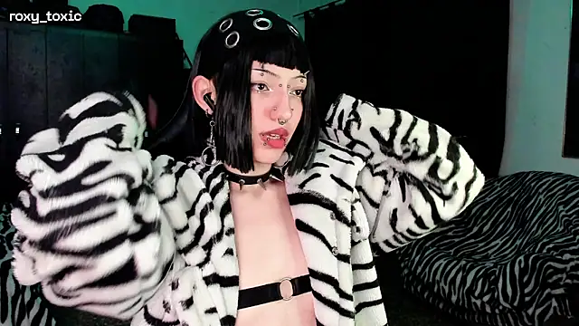 roxy toxic online show from 11/15/25, 02:20