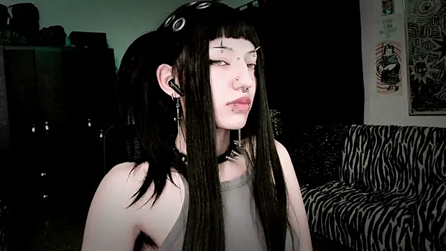 Snapshot of roxy_toxic chatting on 03/24/26, 01:32 roxy toxic online show from 03/24/26, 01:32