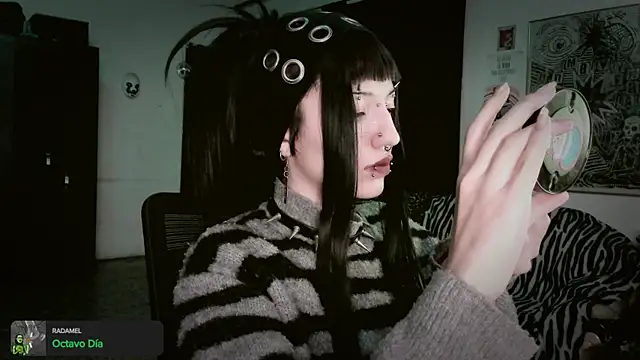 Snapshot of roxy_toxic chatting on 04/03/26, 01:25 roxy toxic online show from 04/03/26, 01:25