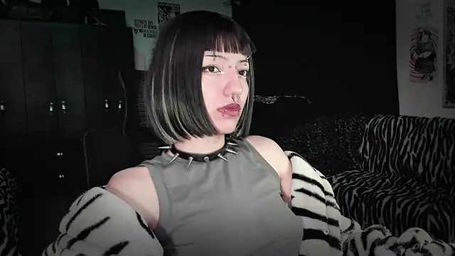 Snapshot of roxy_toxic chatting on 05/28/26, 01:36 roxy toxic online show from 05/28/26, 01:36