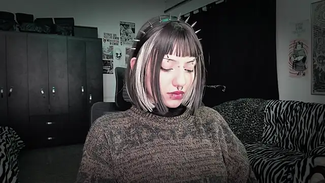 Snapshot of roxy_toxic chatting on 06/10/26, 12:33 roxy toxic online show from 06/10/26, 12:33