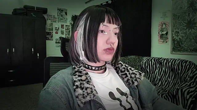 Snapshot of roxy_toxic chatting on 06/18/26, 12:55 roxy toxic online show from 06/18/26, 12:55