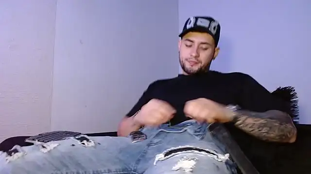 Snapshot of Lliam_2 chatting on 10/05/25, 03:05 Lliam 2 online show from 10/05/25, 03:05