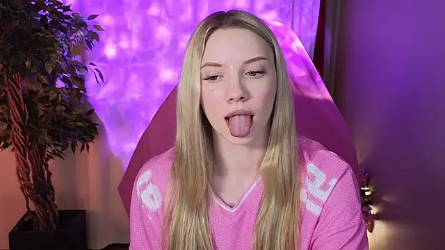 Snapshot of katt__y chatting on 04/17/26, 05:10 katt y online show from 04/17/26, 05:10