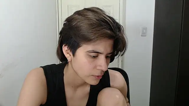 Snapshot of Dha_lia0 chatting on 01/27/25, 03:37 Dha lia0 online show from 01/27/25, 03:37