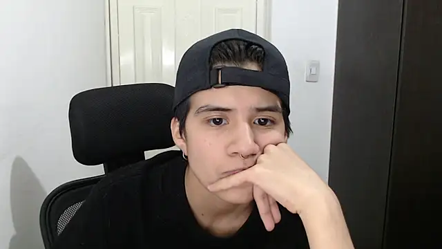 Snapshot of Dha_lia0 chatting on 01/28/25, 02:32 Dha lia0 online show from 01/28/25, 02:32