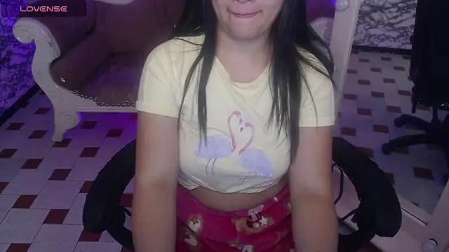 Snapshot of Skye_Little_v chatting on 03/07/25, 04:57 Skye Little v online show from 03/07/25, 04:57