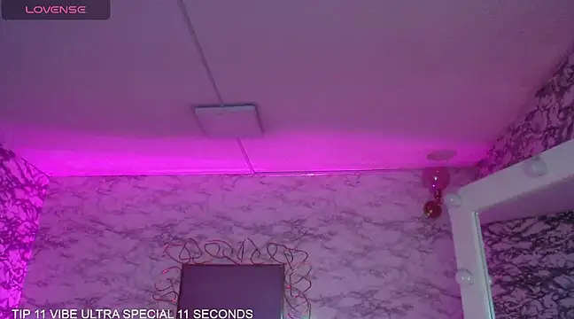 Snapshot of Skye_Little_v chatting on 03/12/25, 01:40 Skye Little v online show from 03/12/25, 01:40