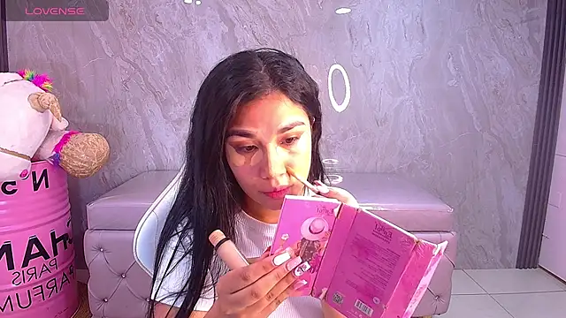 Snapshot of Skye_Little_v chatting on 10/08/25, 03:37 Skye Little v online show from 10/08/25, 03:37