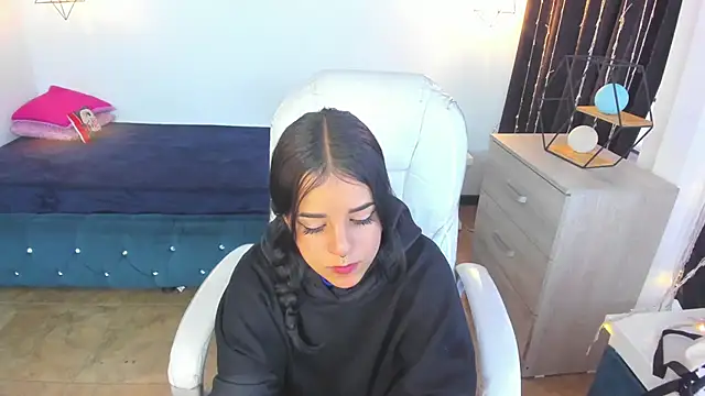 Nicole Foxx  online show from 02/18/25, 06:58