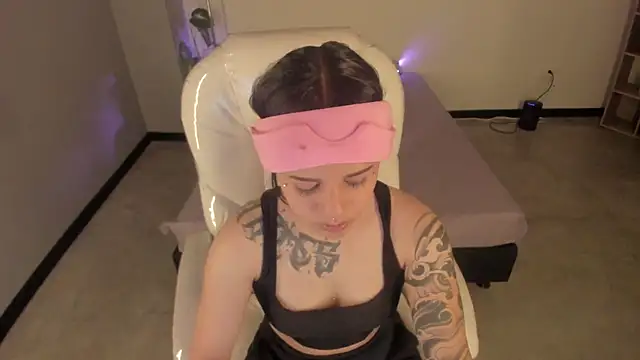 Nicole Foxx  online show from 09/26/25, 07:51