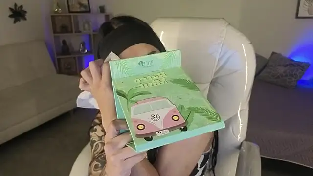 Nicole Foxx  online show from 10/12/25, 06:18