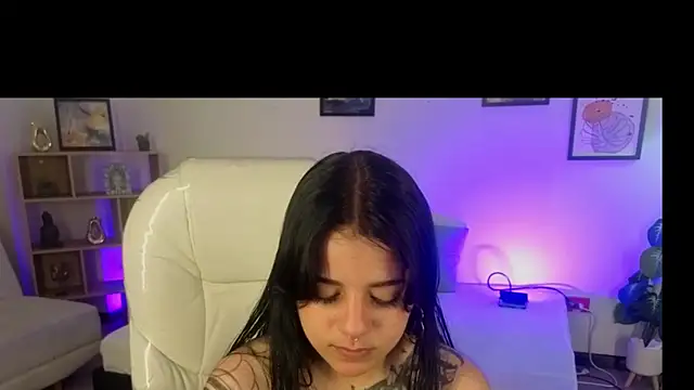 Nicole Foxx  online show from 10/18/25, 03:24