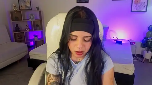 Nicole Foxx  online show from 10/20/25, 07:47