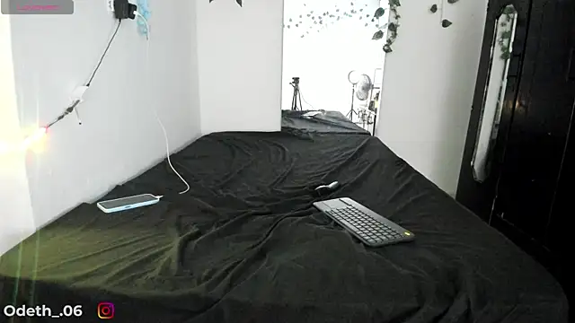 Snapshot of Odeth_ chatting on 10/22/25, 03:51 Odeth online show from 10/22/25, 03:51