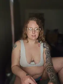 Snapshot of TattedMamaXOXO chatting on 04/01/26, 04:37 TattedMamaXOXO online show from 04/01/26, 04:37