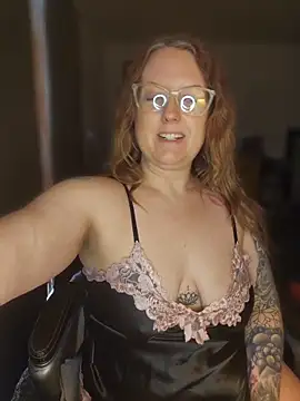 Snapshot of TattedMamaXOXO chatting on 04/17/26, 05:27 TattedMamaXOXO online show from 04/17/26, 05:27