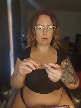 Snapshot of TattedMamaXOXO chatting on 04/20/26, 05:26 TattedMamaXOXO online show from 04/20/26, 05:26