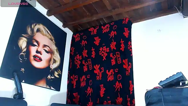 Snapshot of licy_blonde_hot chatting on 06/24/26, 10:14 licy blonde hot online show from 06/24/26, 10:14