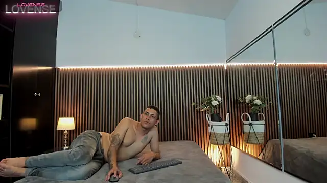 Snapshot of alicia_chris chatting on 02/08/25, 03:52 alicia chris online show from 02/08/25, 03:52