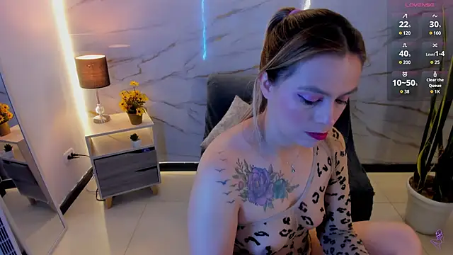 Snapshot of RayaCarr_ chatting on 04/30/26, 01:06 RayaCarr online show from 04/30/26, 01:06