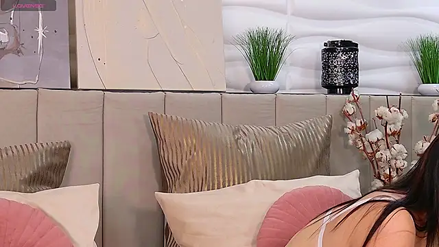 Elly Ross online show from 02/16/25, 05:15