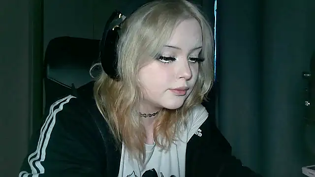 Snapshot of Electro_doll chatting on 02/10/25, 01:11 Electro doll online show from 02/10/25, 01:11