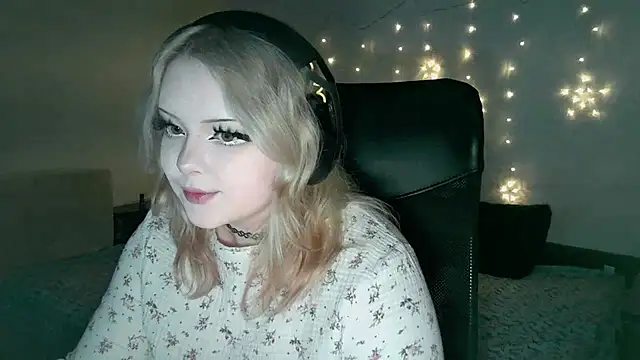 Snapshot of Electro_doll chatting on 02/13/25, 11:06 Electro doll online show from 02/13/25, 11:06