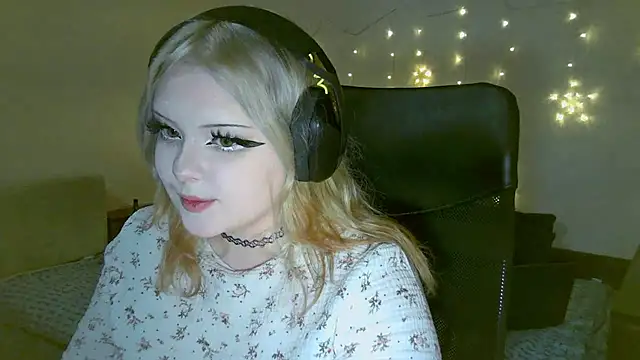 Snapshot of Electro_doll chatting on 02/13/25, 02:09 Electro doll online show from 02/13/25, 02:09