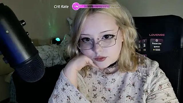 Snapshot of Electro_doll chatting on 03/05/25, 11:28 Electro doll online show from 03/05/25, 11:28