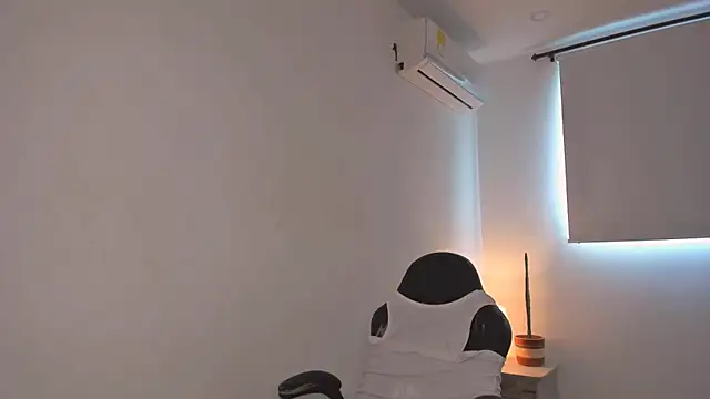 brithany olson25 online show from 03/18/25, 12:47