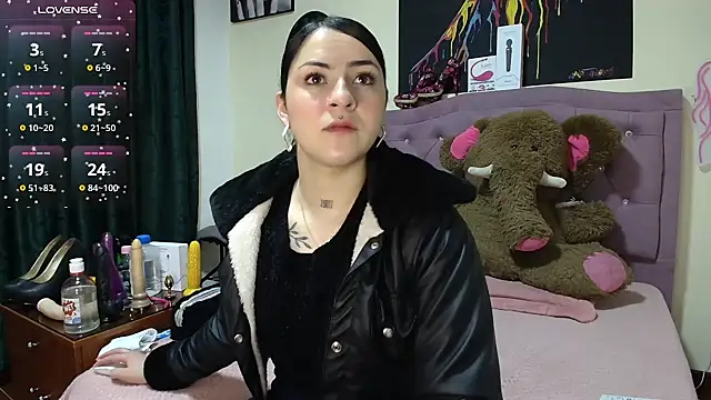 Emmie Hot online show from 11/21/25, 12:04