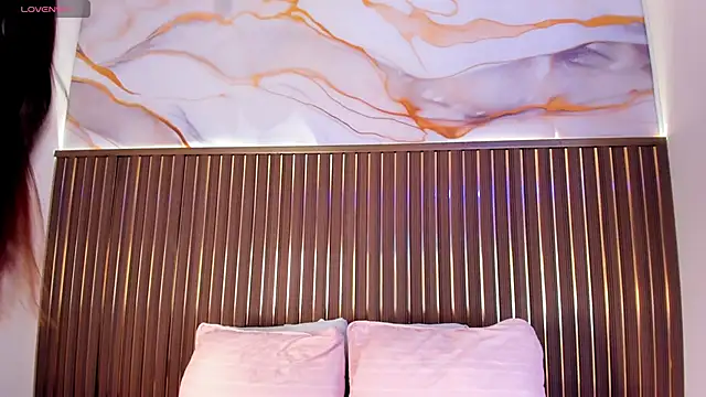 Snapshot of elevensky chatting on 10/28/25, 08:00 elevensky online show from 10/28/25, 08:00