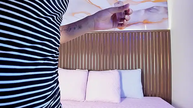 Snapshot of elevensky chatting on 11/08/25, 07:34 elevensky online show from 11/08/25, 07:34