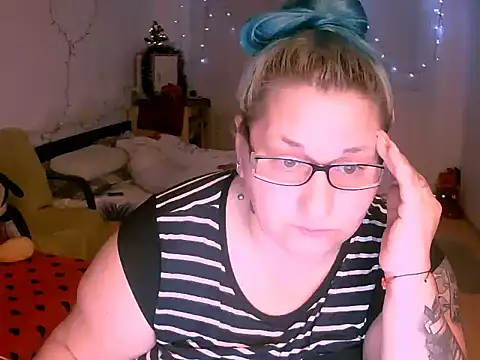 Snapshot of mayamayx chatting on 12/19/25, 06:04 mayamayx online show from 12/19/25, 06:04