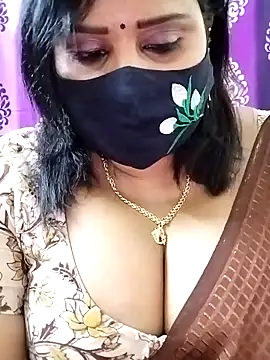 Queenflowerr online show from 10/28/25, 05:48