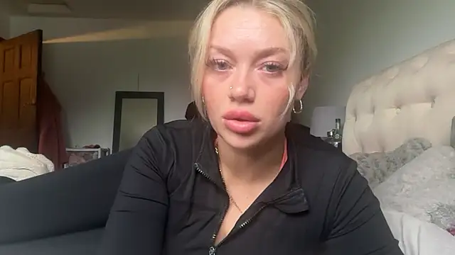 Snapshot of blissdimicco chatting on 03/12/26, 03:18 blissdimicco online show from 03/12/26, 03:18