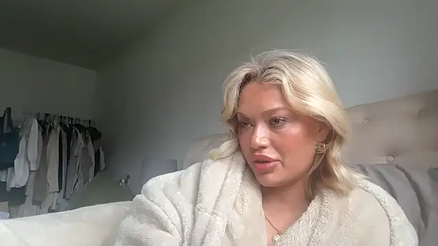 Snapshot of blissdimicco chatting on 03/15/26, 12:44 blissdimicco online show from 03/15/26, 12:44