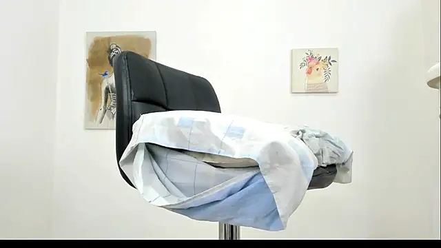 Snapshot of elizabethQuenx chatting on 03/19/25, 08:54 elizabethQuenx online show from 03/19/25, 08:54