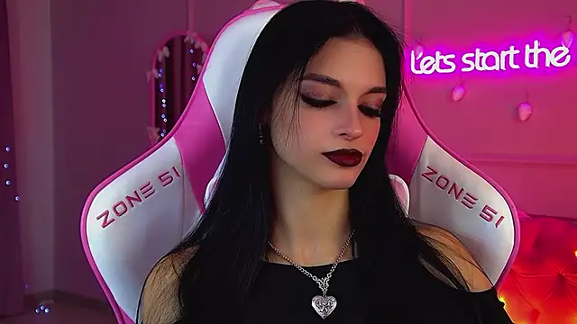 Snapshot of BeverlyMost chatting on 12/20/25, 06:31 BeverlyMost online show from 12/20/25, 06:31