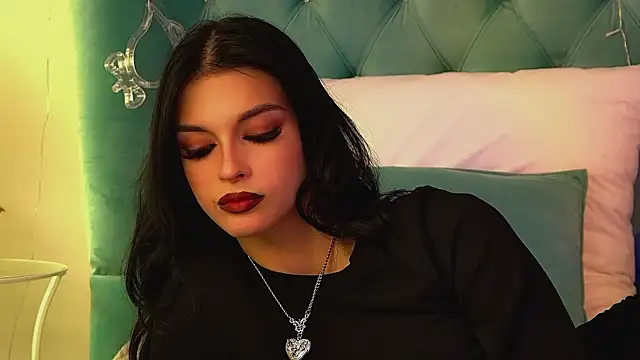 Snapshot of BeverlyMost chatting on 12/21/25, 07:37 BeverlyMost online show from 12/21/25, 07:37