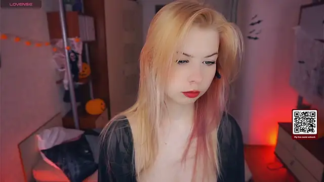 LynetHakes online show from 10/30/25, 04:25