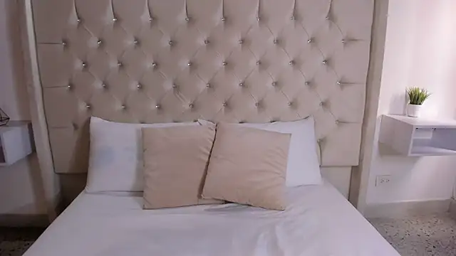 bella bloomg online show from 03/12/25, 08:20