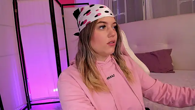 Snapshot of alaia_greyy chatting on 01/19/26, 01:15 alaia greyy online show from 01/19/26, 01:15