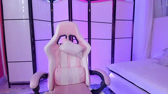 Snapshot of alaia_greyy chatting on 02/26/26, 02:27 alaia greyy online show from 02/26/26, 02:27