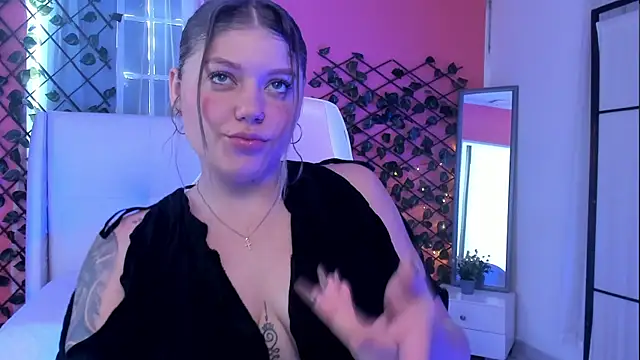 Snapshot of alaia_greyy chatting on 03/28/26, 01:33 alaia greyy online show from 03/28/26, 01:33