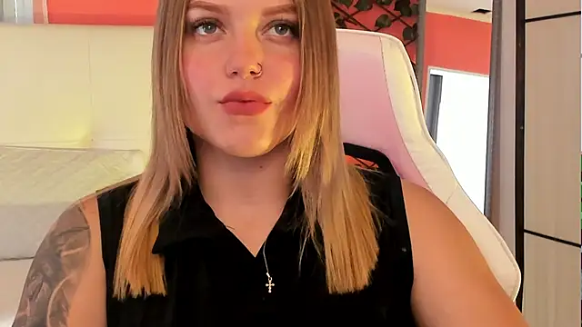 Snapshot of alaia_greyy chatting on 04/13/26, 01:05 alaia greyy online show from 04/13/26, 01:05