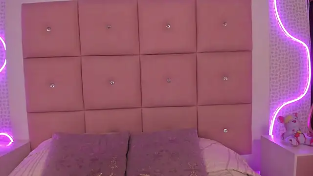 Snapshot of CAYLINCOLLINS chatting on 02/10/26, 03:54 CAYLINCOLLINS online show from 02/10/26, 03:54