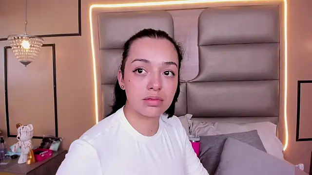 Snapshot of CAYLINCOLLINS chatting on 04/10/26, 03:01 CAYLINCOLLINS online show from 04/10/26, 03:01