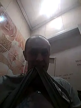 Snapshot of MaxDevilWhite chatting on 10/17/25, 10:40 MaxDevilWhite online show from 10/17/25, 10:40